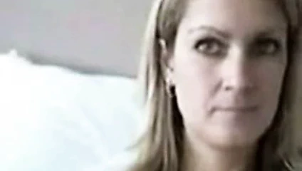 Sarışın milf şeritler üzerinde web kamerası