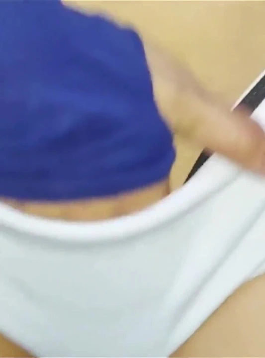 Erkek arkadaş kız arkadaşının özel işeme videosunu sızdırıyor.