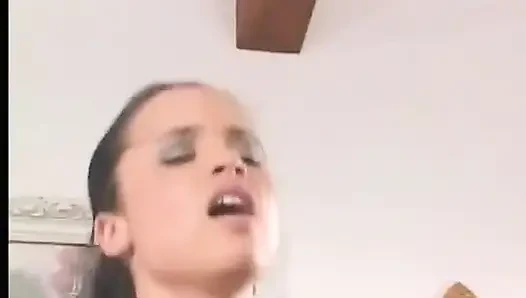 Büyük yaraklı adam Roxy Reynolds'ın dünyaını sallıyor