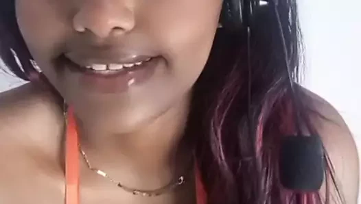 İç çamaşırımdaki bu rengi seviyorum Bak ne kadar lezzetli sevdim Senin için şehvetli bir şekilde nasıl dans ettiğimi