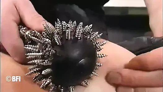 Bağlı ve gözleri bağlı köle kırbaçlanıyor ve oyuncakla sikiliyor