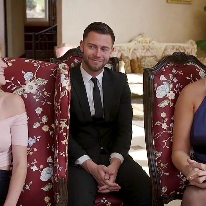 Şımarık üvey anne ve genç kız aşağılanıyor ve çifte sikiliyor