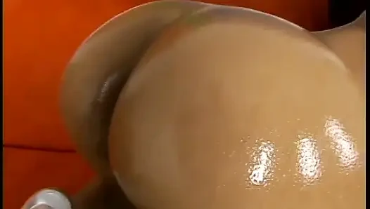 Şişman yaraklı zenci adam yağlanmış zenci yıldızın amının içine sperm itiyor