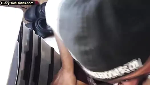 Duvar deliği ev yapımı dilf evde yakın çekim sahnesinde yarak emiyor