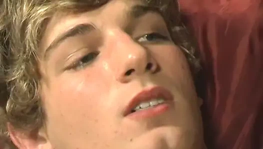 Twink aşıklar Josh vonn ve Sean Corwin anal seks yapıyor