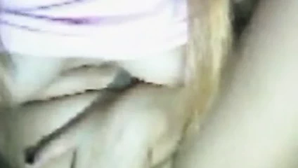 sevimli asyalı m-bate üzerinde cam