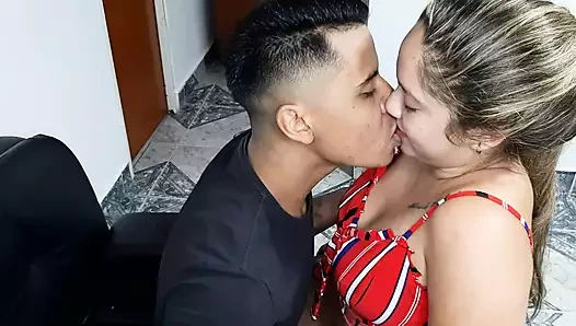 Sıcak Hermansatra lezzetli bir horoz emme