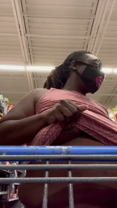 Nookiescookies Walmart'ta meme uçlarını gösteriyor | Klip 2