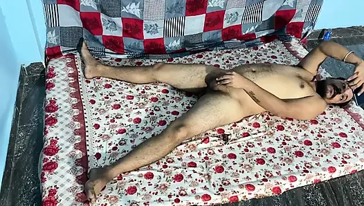 Büyük memeli Hintli kız yatakta sikiliyor