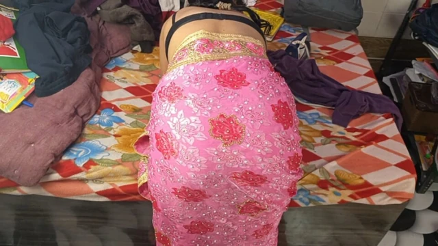 Yeni evli güzel evli kadın kocası tarafından ilk kez götünü siktiriyor, çığlık atıyor.