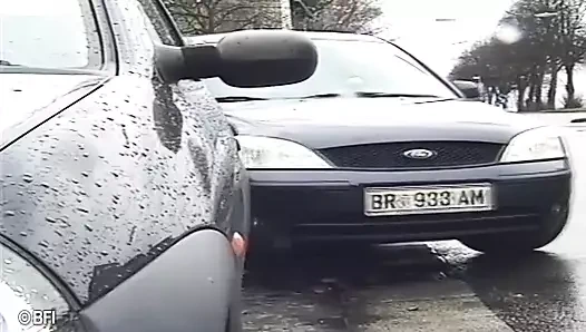 Kafese bağlı amatör sürtük aşırı derecede kırbaçlandı