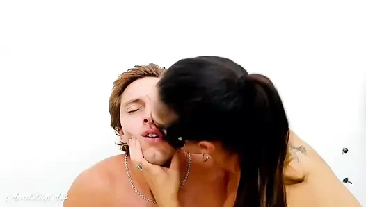 Kadın egemenliği yalayan kadının yüzünü yalıyor