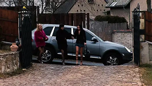 İki sürtük anne lezbo sikişiyor