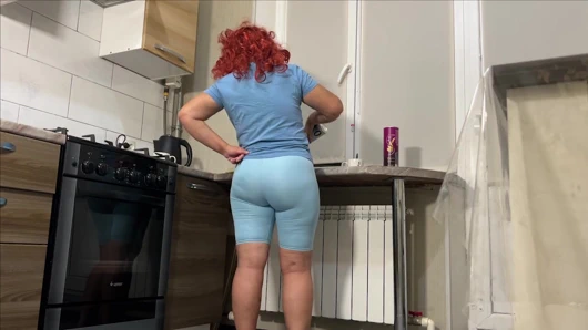 Parmağımı üvey annemin götüne sokmak istedim ama onun yerine sikimi kullandım