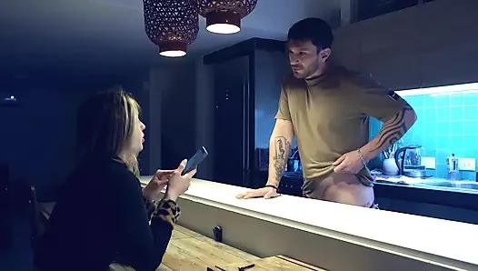 Karımın arkadaşı masanın altında bana sakso çekti.