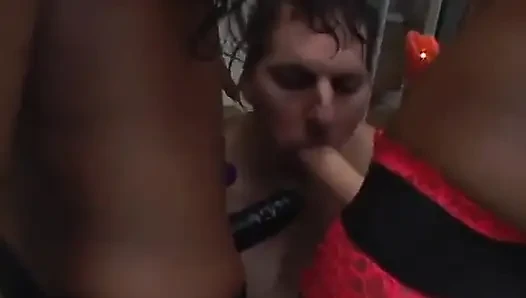 Seksi takma yaraklı zenci kızlar kanepede ve havuzda beyaz adamı perişan ediyor