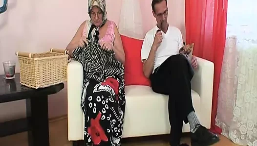 Yaşlı Alman nine ve koyu saçlı genç kız sert bir yarağı memnun ediyor