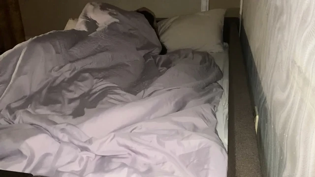 Seksi iç çamaşırı, narin kiçi, boşalmış popo