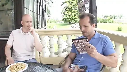 Gerçek ateşli bir sürtük için vahşi üçlü seks