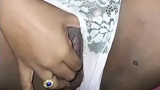 Sri Lankalı tek başına amcığını parmaklıyor