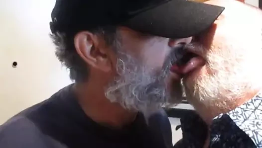 Uzun yol kamyoncu bana iki yağlı, kremsi yük getiriyor.