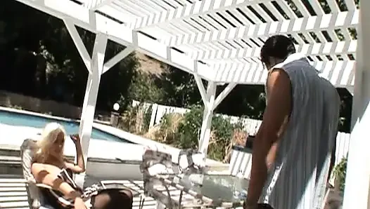 İki seksi sarışın biniyor ve amcıklarını büyük bir yarakla parçalatıyor ve sonra yüzlerine boşalıyor