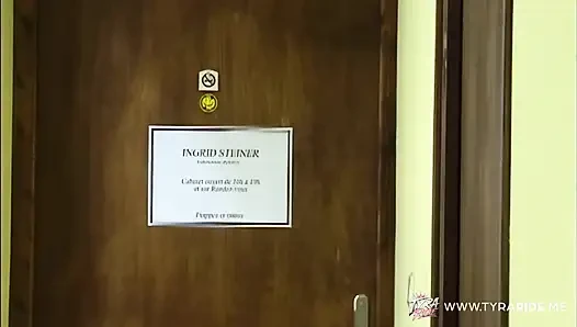Tutkulu yatak odasında olgun sarışın orta yaşlı seksi kadın