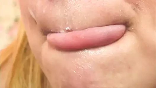 Sulu bir twat ile bu beyaz sarışın anal fahişe için büyük yüz