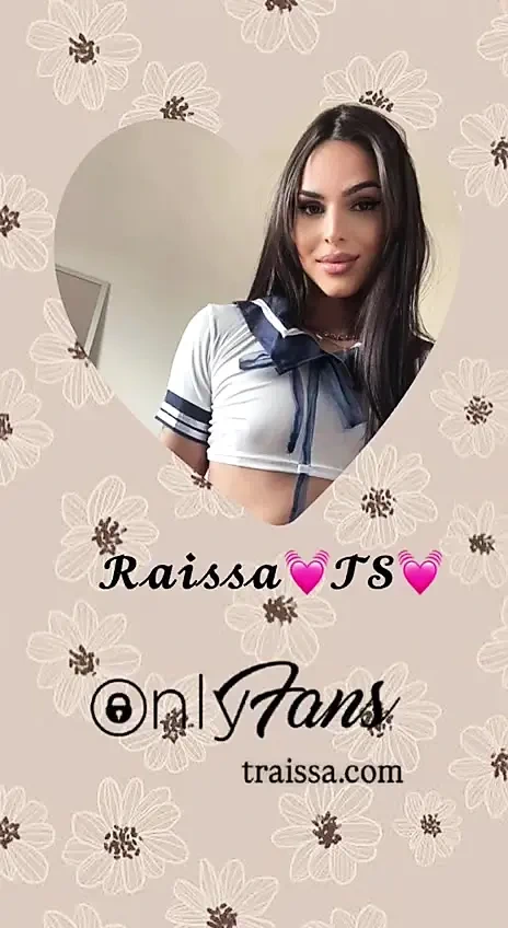 Asılı trans kız pornhub porno filmlerini izlerken kanepesinde büyük şişman yarağını okşuyor