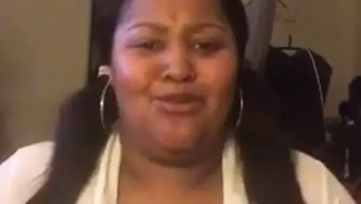 Büyük siyah iri güzel kadın seksi göğüs dekoltesi