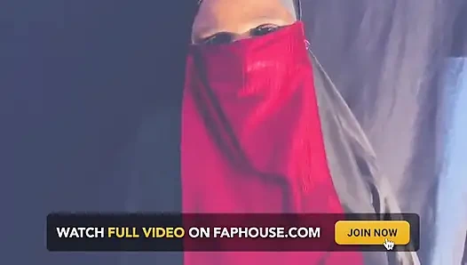 Hintli tesettürlü büyük süt satıcısı kız tasmalı