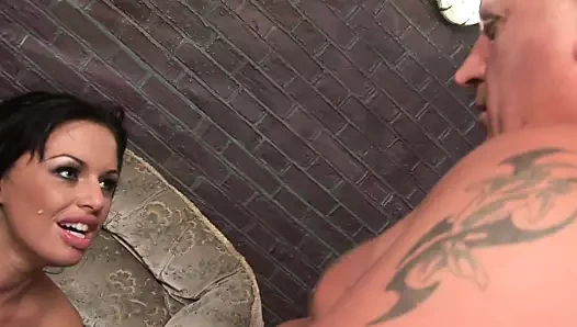 Kafası tıraşlı adam uzun sopasını seksi sürtüğün ağzına sokuyor