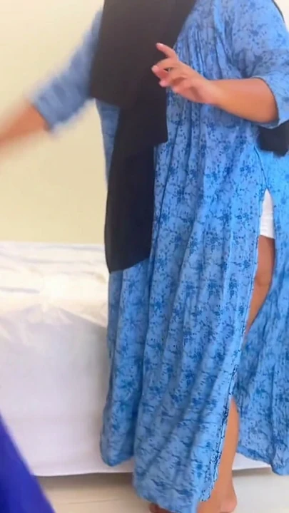 Hırsız ev hanımının odasına giriyor ve onu bağlamaya çalışıyor, ama ateşli ev hanımı onu yakaladı ve ellerini bağladı, sonra onu sikti - kovboy kız | Klip 1