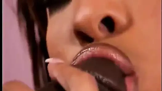 Azgın zenci sürtük sıkı amına büyük bir yarak alıyor