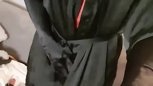 İç çamaşırlı ve en sevdiğim kırmızı saten gece elbisesi içinde çok yaramaz hissediyorum