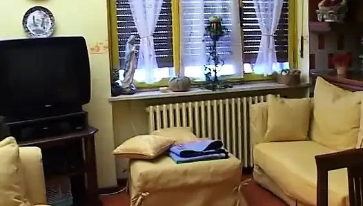 Amatör şişman kız dildoyla amını sıvazlıyor