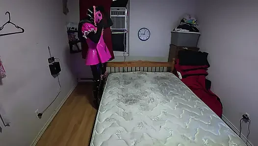 Kutu armbinder kendini esaret altında kılıklı kadın kılıklı hizmetçi