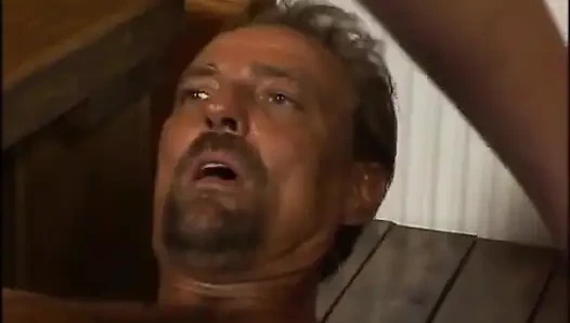 Olgun çift kıllı amcık masada sikişiyor... ağzına boşalma