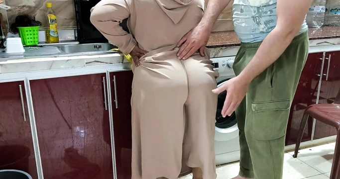 Mısırlı sharmota mutfakta amını ıslatıyor Arap büyük kadın