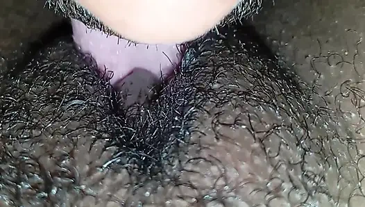 Yepyeni iri güzel kadın favela kulübesinde amını veriyor.