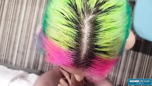 Roxy Lips lil endi büyük yarağı karşılamak için eğiliyor