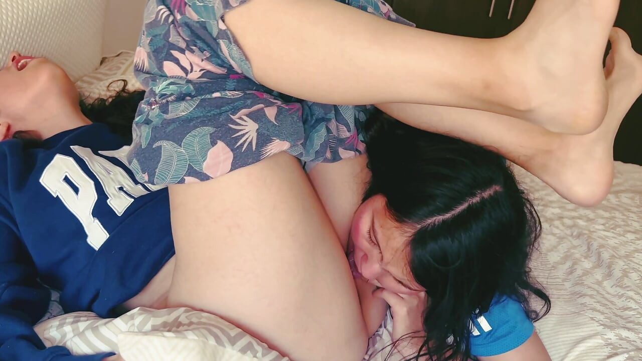 İki lezbiyen hatun ıslak amcıklarına dokunuyor