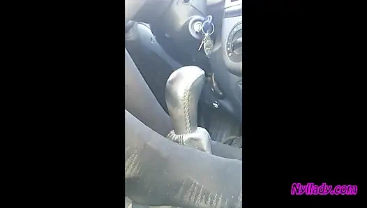 Erkek delisi yüksek topuklu çizmeler ve siyah bale daireleri içinde bravo'sunu sürüyor ve canlandırıyor