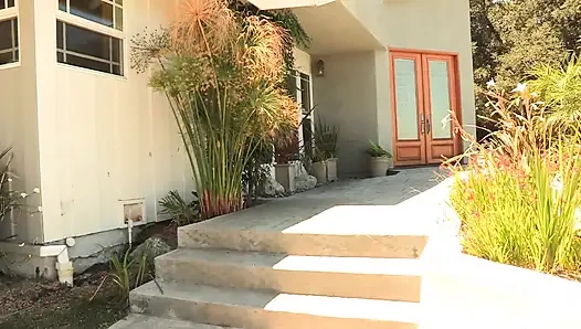 Amcık aç lezbiyenler havuzda yüzüyor sonra oral seks yapıyor