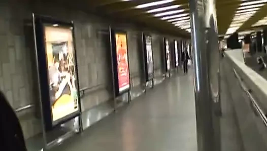 Alman kaltak arabada yarağa biniyor