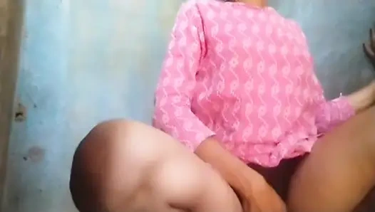 Indisk landsbyjente viral mms på badet