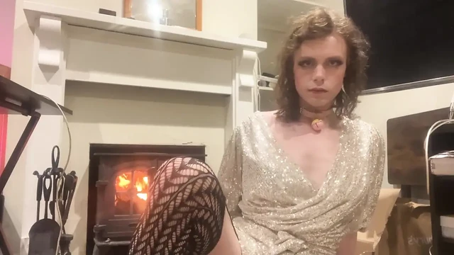 Kali tgirl ateşin yanında titreşiyor