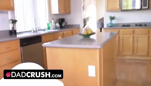 DadCrush - Lütfen, bana dokun üvey baba! Parmaklarını amcığımın derinliklerine sok! Yarağına ihtiyacım var!