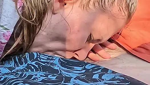 Arabayı durdurduk ve en nazik ve yavaş oral seks yaptım. Ama sonunda dominantlık yapmaya başladım ve onu ağzından siktim