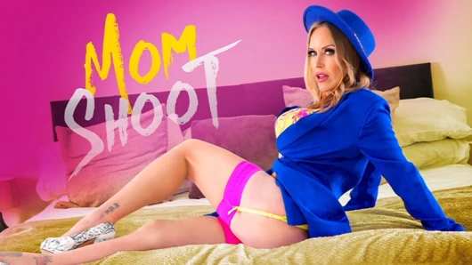 Mastürbasyon yaparken üvey annem beni gözetliyor, bu yüzden duştayken onu gözetliyorum